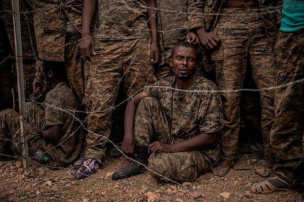 78. Finbarr O'Reilly kamerasından Etiyopya Ulusal Savunma Kuvvetleri askerleri 23 Haziran'da Mekele'nin güneyindeki 3.000 savaş esiri için uzak bir dağ gözaltı kampında tutuluyor.