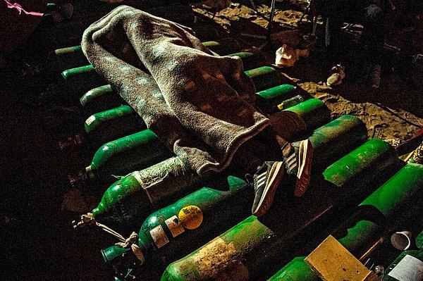 91. Ernesto Benavides perspektifinden Lima'da bir kişi boş oksijen tüplerini yeniden doldurmayı beklerken uykuya dalıyor.