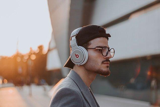 5. Bir kişi kulaklıkla müzik dinlerken kendisiyle konuşmaya çalışmayın.