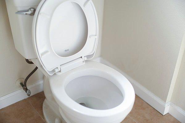 24. Umumi tuvaletlerde klozet kapağına işemeyin. Ne yazık ki, bu kuralı hiçe sayan insanlar var.