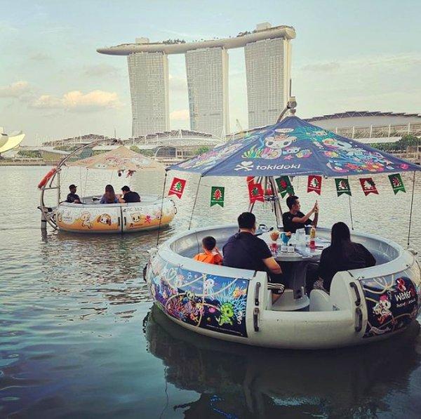 11. Singapur'da yakınlarıyla beraber su üzerinde keyifli bir öğle yemeği yemek isteyenler için yuvarlak botlar tasarlanmış.