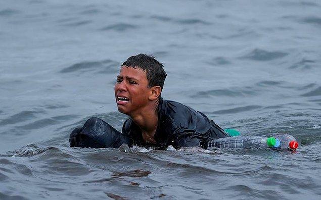 10. Jon Nazca kamerasından İspanya-Fas sınırı arasında plastik şişeleri kullanarak kıyıya ulaşmaya çalışan çocuğun acı dolu anları karelendi.