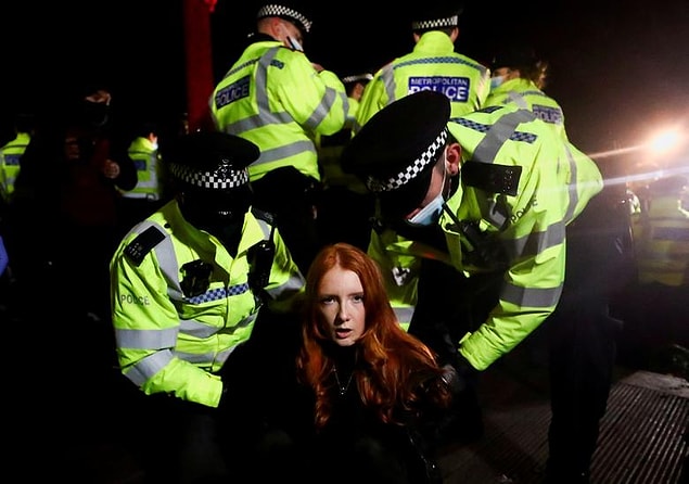 32. Hannah McKay kamerasından polis, Sarah Everard'ın kaçırılıp öldürülmesinin ardından Clapham Common'daki bir anma töreninde toplanan kişilerden 28 yaşındaki öğrenci Patsy Stevenson'ı gözaltına alıyor.