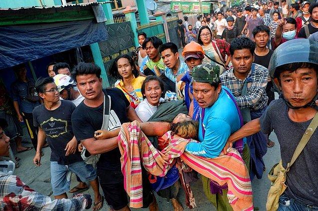 58. Myanmar'ın Mandalay kentinde güvenlik güçlerinin darbe karşıtı protestoculara yönelik saldırısı sırasında vurulan 24 yaşındaki Shell Ye Win siviller tarafından olay yerinden çıkarılıyor.