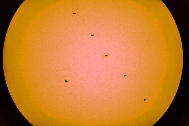 81. Tek bir sabit kamera ile çekilen beş ayrı fotoğrafın birleşik görüntüsü Güneş'in üzerinden geçen Uluslararası Uzay İstasyonu'nu ve bir güneş lekesini siluet halinde gösteriyor, Irakli Gedenidze.
