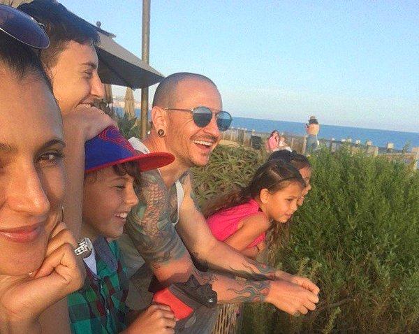 6. "Ünlü müzik grubu Linkin Park'ın solisti Chester Bennington, eşi ve çocuklarıyla gittiği tatilinden atılan bu mutlu fotoğraftan 36 saat sonra intihar etti."