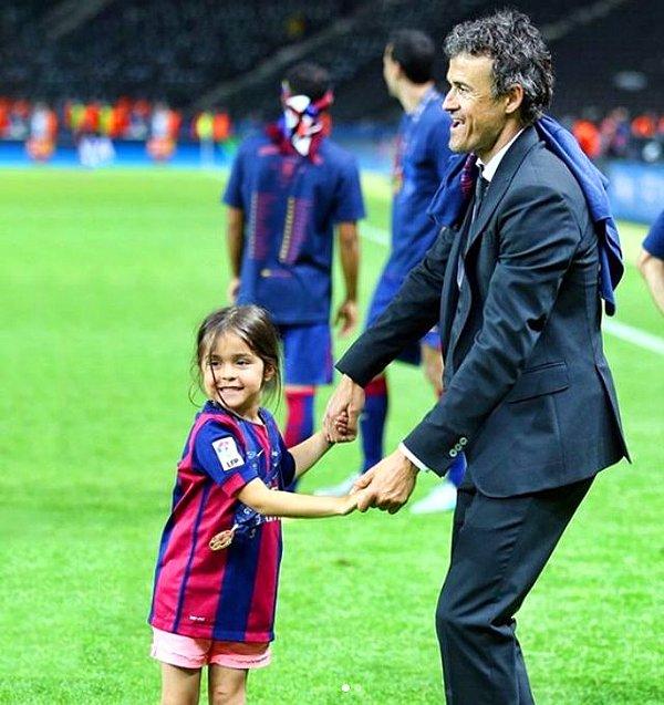 1. "Teknik direktör baba Luis Enrique ve kızının futbol maçı sonrası sevinçlerini gözler önüne seren bu fotoğraf ikilinin kamera karşısındaki son anısı oldu."