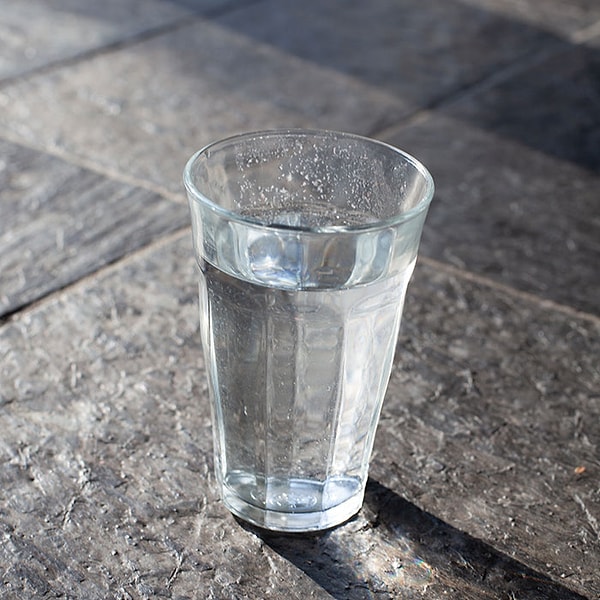 7. Гулять по улице с чашкой чая из дома