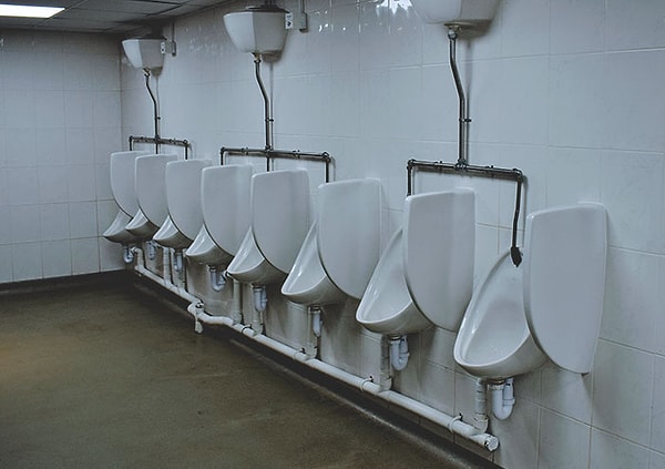 13. Стоять рядом с кем-то у писсуара, даже если на противоположном конце ряда есть свободный