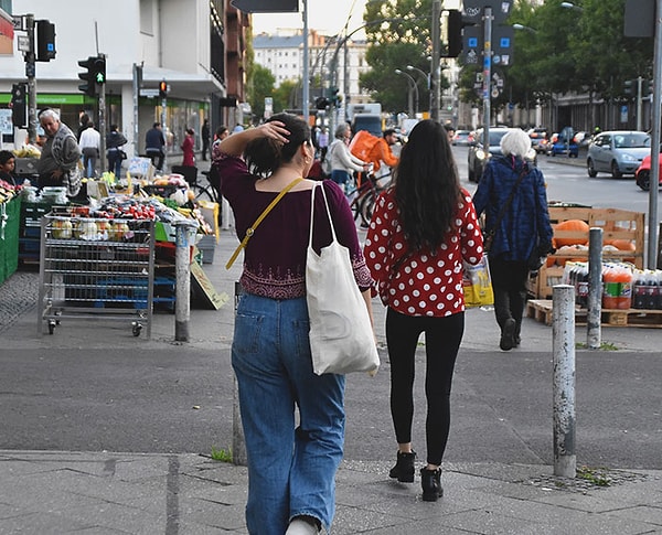 14. Идти туда же, куда и незнакомый человек рядом с вами. Еще более жутко будет, если этот незнакомец перед вами, и постоянно оборачивается к вам, чтобы проверить, а вдруг вы за ним следите