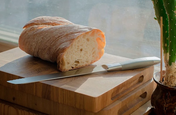 3. Мойте посуду прежде чем перейти ко следующему шагу приготовления. К примеру, если вы использовали доску для нарезки овощей, то сразу помойте ее, и уберите, прежде чем перейдете ко следующему шагу. В таком случае у вас не будет к концу готовки горы посуды, которую нужно вымыть (Конечно, это если у вас нету посудомойки)