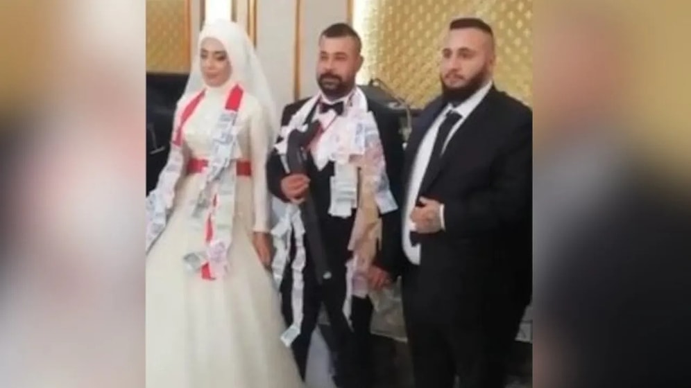Düğünde Damada Pompalı Tüfek Taktılar: 'Şeytan Doldurmasın, Şöyle Güzel Bir Alkış Alabilir miyiz?'