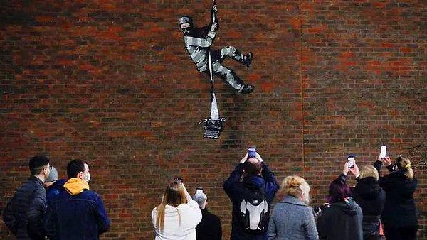 Diğer taraftan Banksy, 10 milyon sterlin'i Reading Hapishesi'nin duvarına yaptığı resmin şablonunu satarak elde edebileceğini açıkladı.