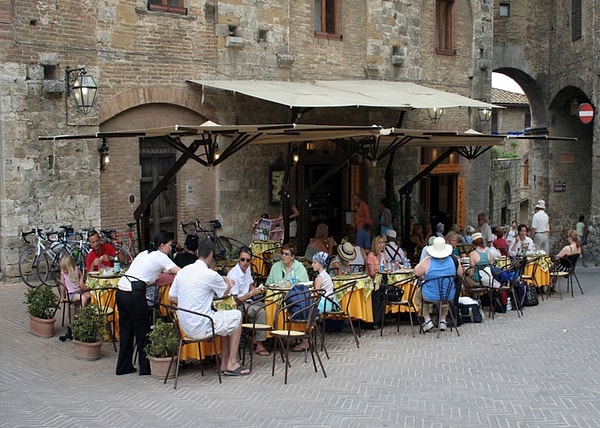 5. Если вам интересно, является ли ресторан в Италии аутентичным или туристической ловушкой, посмотрите их часы работы. Законные итальянские рестораны, которые обслуживают местных жителей, откроются на ужин не ранее 19:00, а туристические ловушки будут открыты весь день. Конечно, есть некоторые исключения, но это работает как практическое правило.