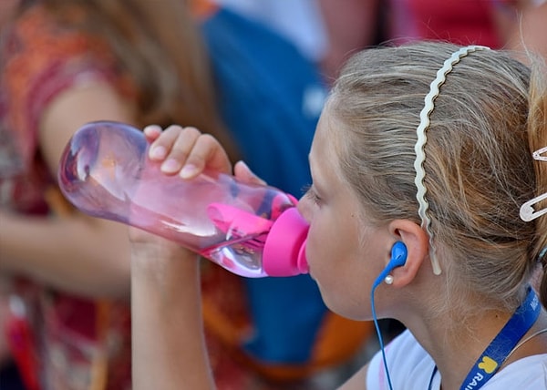 8. Берите с собой многоразовую бутылку с собой во время путешествий. Это поможет вам сэкономить много денег.