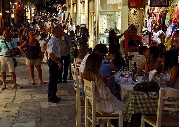 10. Если хозяин или хозяйка пытается заманить вас в ресторан, уходите как можно быстрее. Вместо этого спросите у местных, где они любят поесть.