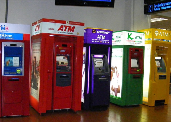 15. Узнайте курсы обмена до того, как приедете туда, и используйте банкоматы в отделениях банка. Есть компании, которые используют банкоматы в аэропортах и на вокзалах, которые просто хотят воспользоваться растерянными туристами, предлагая им дерьмовые курсы обмена и устанавливая слишком высокую сумму для снятия средств по умолчанию. В Праге, например, в некоторых банкоматах по умолчанию снимается сумма, эквивалентная месячной арендной плате.