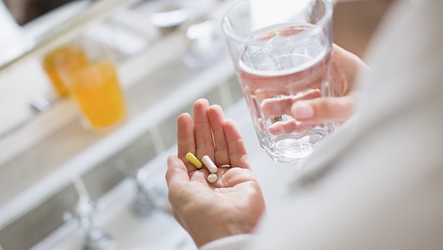 6. Vitamin ve mineral eksiklikleri de ağrıyı artırabilir. Kan değerlerini kontrol ettirmek ve vitamin takviyesi almak işe yarayacaktır.