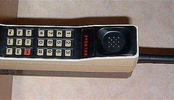 Orta boy çanta büyüklüğündeki ilk cep telefonu: Motorola DynaTAC 8000X