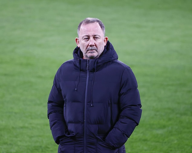 Beşiktaş'ta teknik direktör Sergen Yalçın, istifasını yönetime sundu.