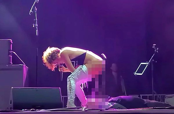 10. Ünlü şarkıcı Sophia Urista sahne aldığı bir konserde bir anda pantolonunu indirdi ve yere yatan hayranının yüzüne işemişti.