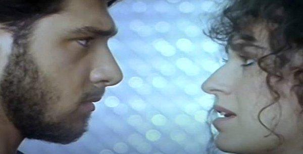 1987 yapımı “Yalnız Kadın” filminde, Yaprak Özdemiroğlu ve Hakan Ural'ın birçok erotik sahnesi bulunuyor.