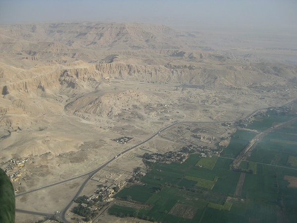 Mısır’ın başkenti olan Teb’in topografyası da piramit inşasının sonlandırılmasına neden olmuş olabilir.