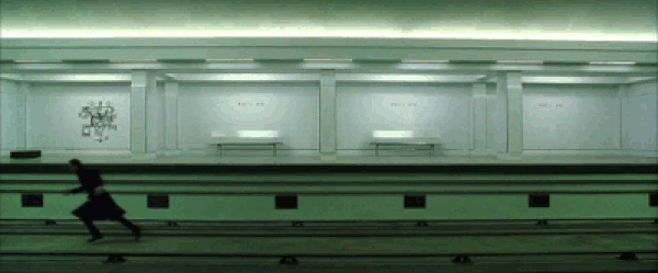 Neo beyaz bir metro istasyonunda uyanır.