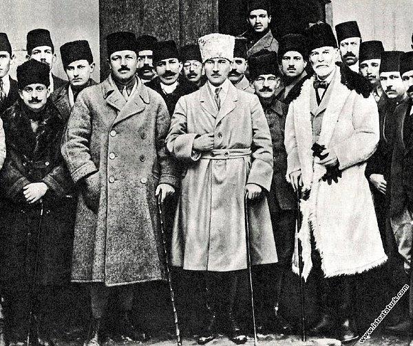 Samsun'a çıkmış, kongreler toplamış ve artık Milli Mücadelenin lideri olan Mustafa Kemal, milletle birlikte Vatan'ı kurtaracağından emindir ki Ali Fuat Bey o günleri şöyle aktarır: