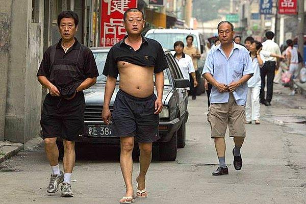 14. "Pekin'de yaşarken orta yaşlı erkeklerin sıcakta kıyafetlerini katlayıp gezdiklerini ve buna 'Pekin bikinisi' dendiğini öğrendim." 😂