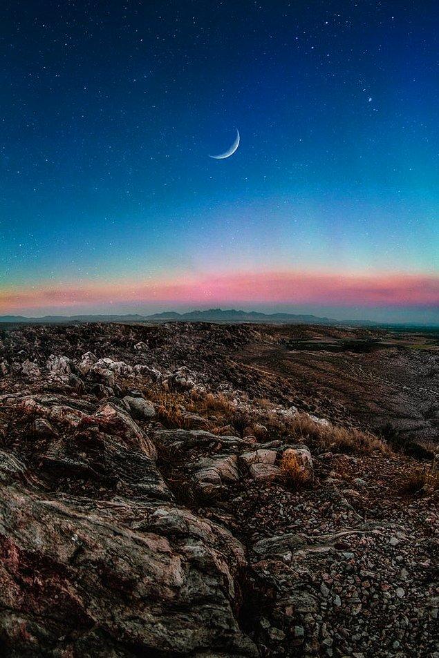 4. Picacho zirvesi üzerinde ayın doğuşu – Las Cruces, New Mexico: