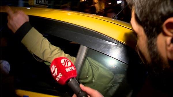 Taksiye binerken gazetecilere orta parmak işareti yaparak mekandan ayrıldı.