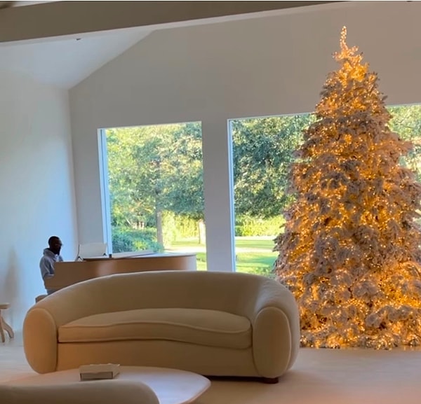 Работа пианиста Филипа Корниша - будить детей Ким Кардашьян по утрам на протяжении всего декабря.