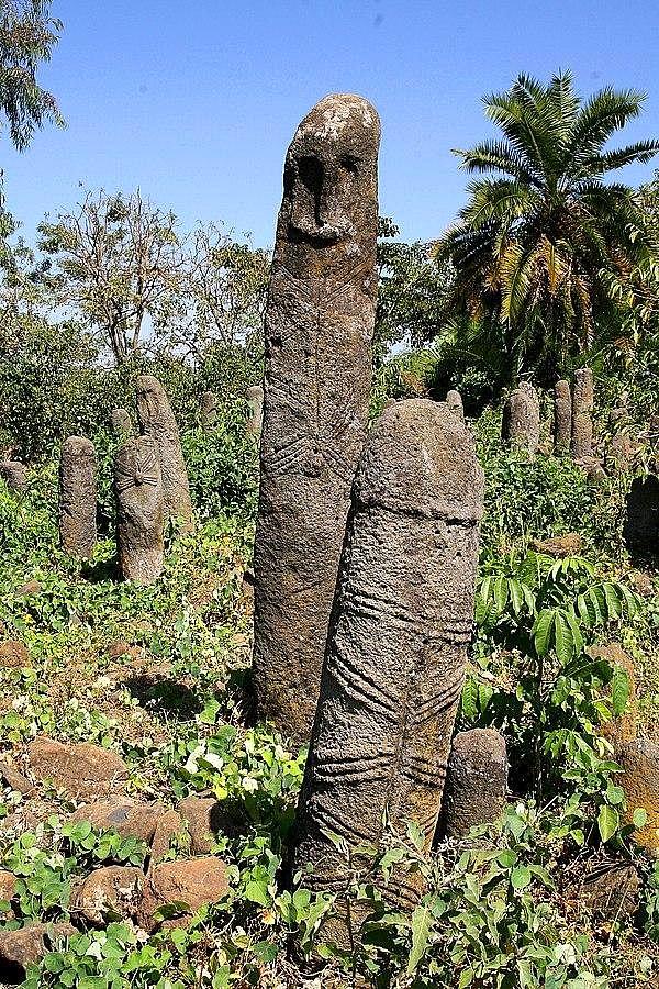 Her üç lokasyon da, 60'ın üzerinde yaklaşık 10.000 anıt ile Afrika'nın en yüksek megalitik stel yoğunluğunu barındıran Etiyopya'nın Gedeo bölgesinde yer alıyor.