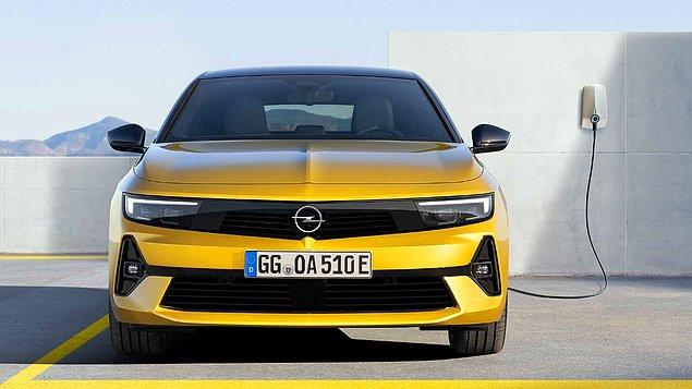 Farları ve keskin çizgileri ile modern bir tasarımla gelen Opel Astra, iç tasarımında da sportif ve modernliği bir arada taşıyor.