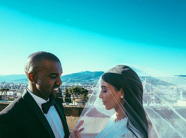 1. Dünyanın en ünlü çiftlerinden Kim Kardashian ve Kanye West uzun süredir bir ayrıl bir barış ilişki yaşasalar da Kanye'nin evlenme teklifi hala dillerden düşmüş değil.