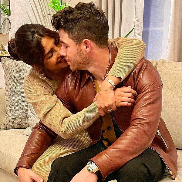 12. İlişkileriyle tüm dünyayı şaşırtan Nick Jonas ve Priyanka Chopra çiftinin aşk hikayeleri epey hızlı gelişmişti! Priyanka ile üç kez buluştuktan sonra Nick hemen yüzük seçmeye başlamış.