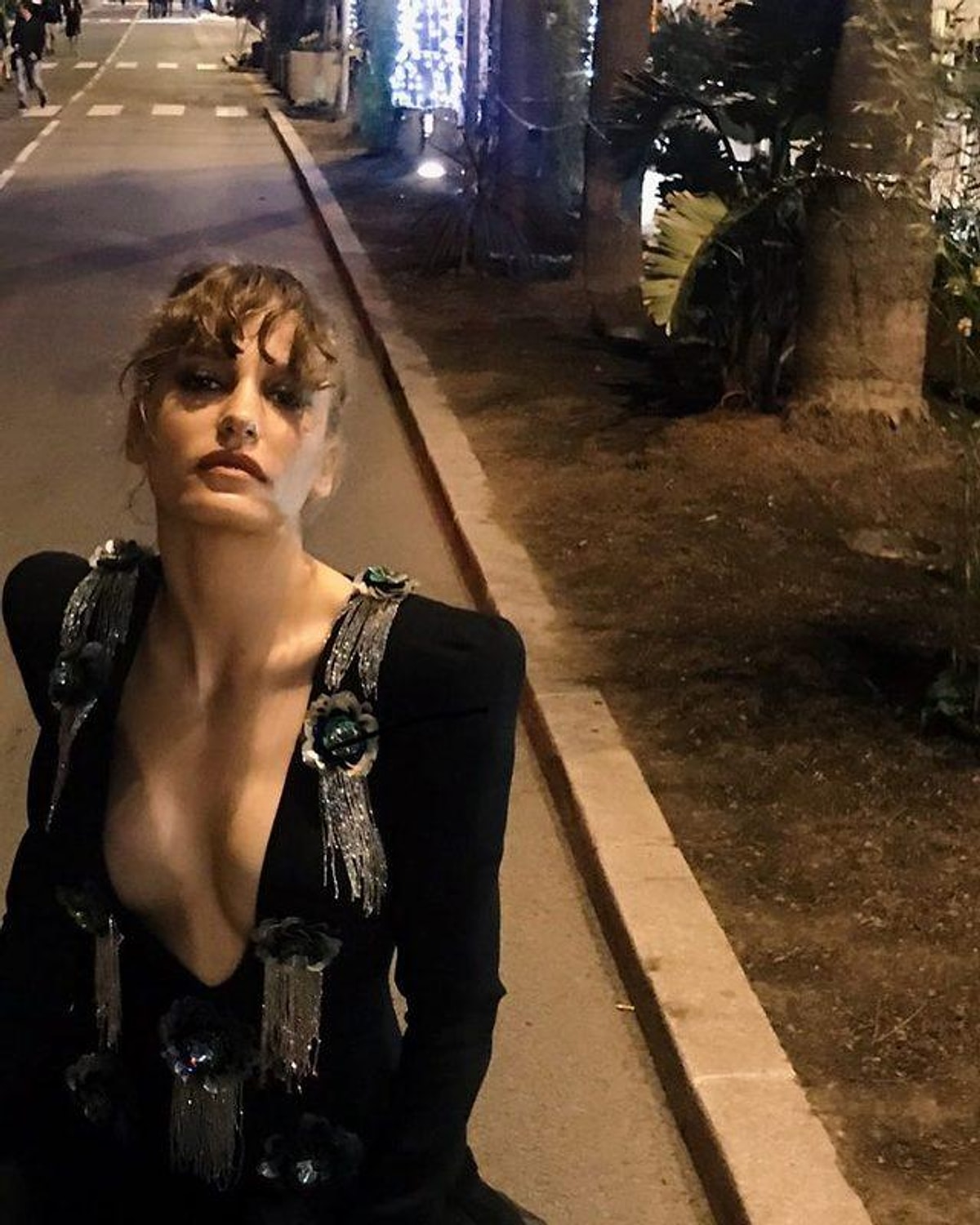 Serenay Sarıkaya'dan Göğüs Dekolteli Poz - Onedio