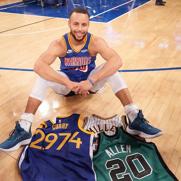 Yeni rekorun sahibi olmak için sadece 2 üçlüğe ihtiyacı alan Stephen Curry, karşılaşmanın başlamasından 1 dakika 4 saniye sonra ilk üçlüğünü kaydettiği ve Ray Allen’a ait 2.973’lük rekoru egale etti.