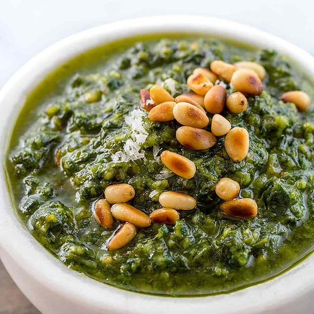 1. Önce klasik pesto sos tarifiyle başlayalım.