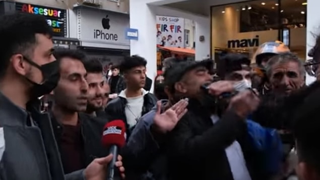 Bu dayılar da haliyle vatandaşın sinirini bir güzel hoplatıyor. Hatta geçtiğimiz günlerde bir genç hızını alamayıp sokak röportajı sırasında birinin ağzına telefonunu sokmuştu.