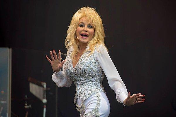 8. Amerika'nın en ünlü sanatçılarından Dolly Parton yıllardır gençlere ücretsiz kitap yardımı yapıyor. Pandemi döneminde de önemli miktarda aşıyı hibe ettiği söyleniyor!
