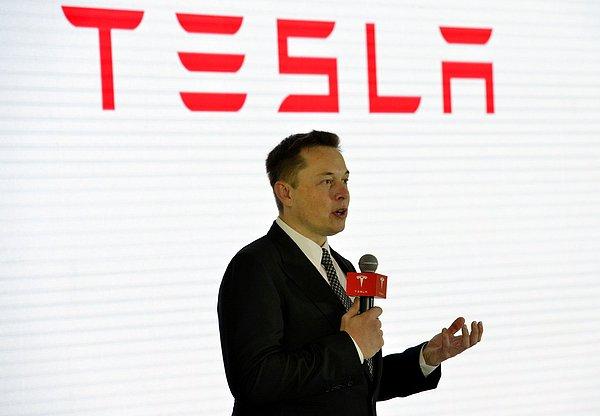 Elon Musk, sürdürülebilir ulaşım ve enerji kullanımı için elektrikli araç üretimi yapacağı şirketin adına Tesla'nın adını vermiştir. Çünkü bir bakıma motoru geliştiren kişi ve dünyanın geleceğini tahmin eden ileri görüşlü mimar Tesla idi. Mars'ın yörüngesini geçen SpaceX'in Falcon Heavy roketi Tesla Roadster'ı uzaya gönderdiğinde de bu Nikola Tesla'nın bir asır önce vaat ettiği geleceğin bir parçası olma girişimiydi.