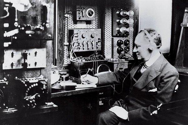 Marconi kablosuz telgrafın (radyo) icadını duyurduğunda, Tesla gazetelere bunun asla işe yaramayacağını ve her durumda kendisinin daha iyisini yapabileceğini söyledi.