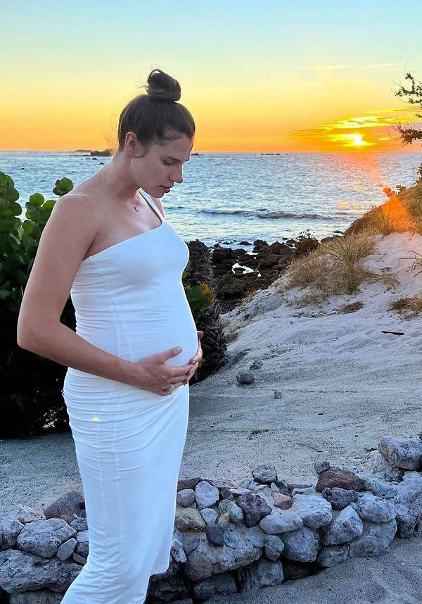 "Her zaman ailemizi büyütmenin hayalini kurduk…. şimdi yolda bir bebeğimiz olması gerçeküstü! Lailaa bir abla olmaya bayılıyor" sözleriyle de eşi Anna Petrakova'nın hamile olduğunu duyurdu.