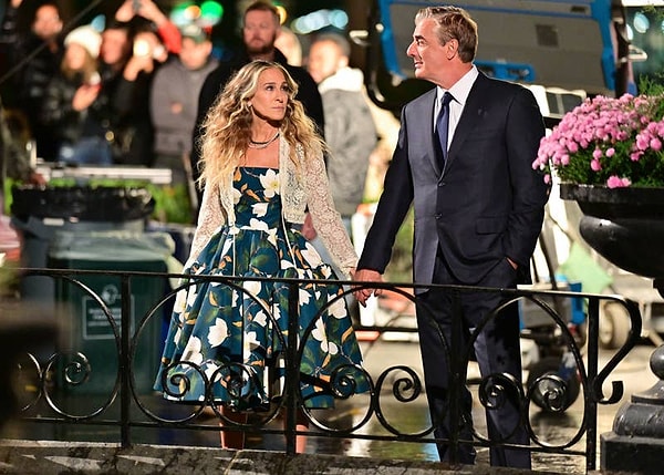 В том маловероятном случае, если вы еще не посмотрели первые эпизоды или вам удалось избежать спойлеров в Интернете, то Саманта обращается к Кэрри после смерти ее мужа.