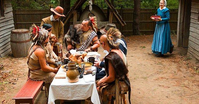 Bu yemekler için Kızılderililer avladıkları geyiği getirmiş, Pilgrimler ise tarihçilerin ördek veya kaz olduğunu tahmin ettiği bir kümes hayvanını sunmuştur.