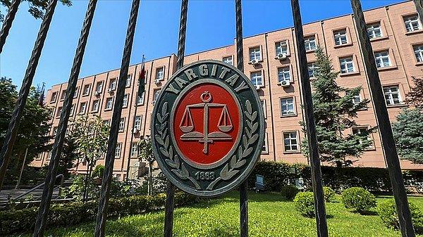Yargıtay, İzmir Bölge Adliye Mahkemesi'nin kararını temyiz üzerine bozdu ve fiziksel şiddet gibi olayların kadına kusur olarak yüklenemeyeceğini belirtti.