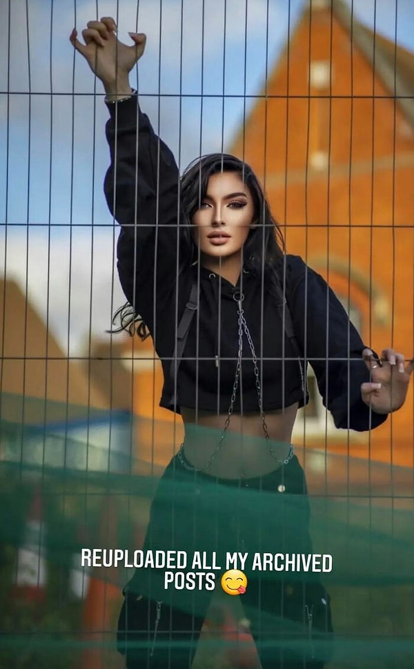 10. Впихнула свое лицо сквозь забор, молодец