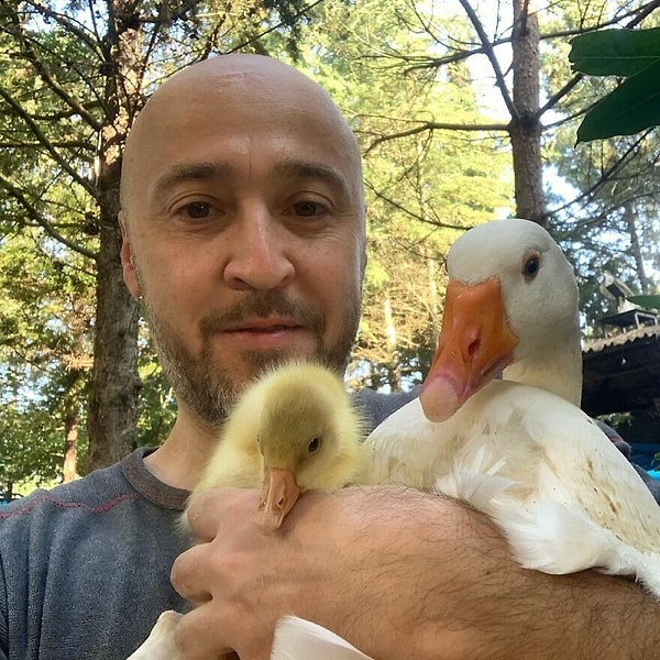 "Потом иду в свой офис в городе и работаю. Я стараюсь вернуться домой пораньше. В багажнике моей машины всегда есть собачий корм. Поэтому по дороге в город и обратно я захожу в районы, где живут колонии бездомных собак, чтобы покормить их."